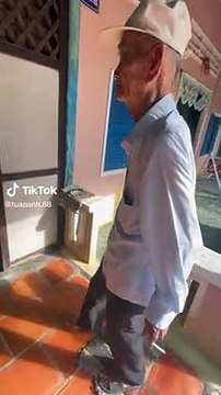 Xúc động cuộc hội ngộ của 2 anh em sau bao năm xa cách: Tuổi cao sức yếu vẫn mong gặp lại