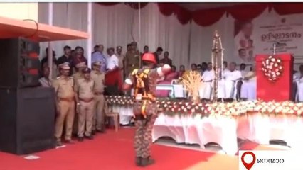 മുഖ്യമന്ത്രിയ്ക്ക് മുന്നിൽ രക്ഷാപ്രവർത്തനം വിലയിരുത്തി അഗ്നിരക്ഷാ സേന