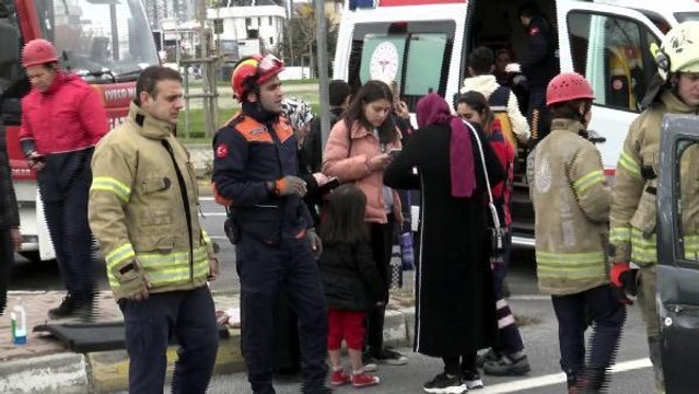 AVCILAR'DA MİNİBÜS OTOMOBİLE ÇARPTI 7 YARALI