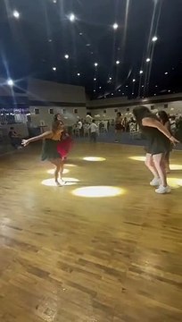 Kızlar düğünde coşuyor