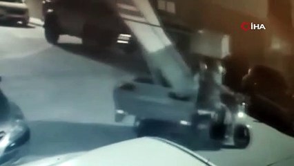 Araçların kapılarını açamayınca kendini kaydeden güvenlik kamerasını çaldı