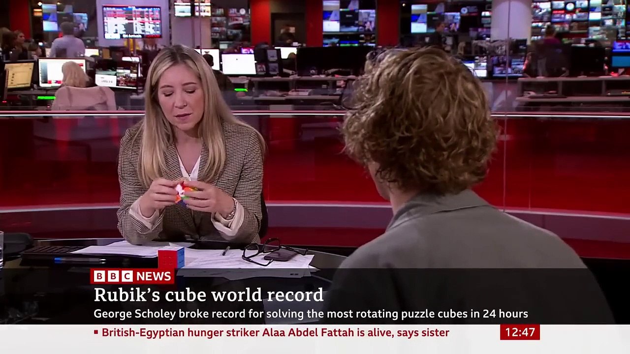 Rubik's cube world champion solves puzzle in seven seconds live on air - BBC News
