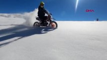 Motosikletlerle 3 bin 200 metredeki zirveye çıkıp, yağan ilk karda kayak yaptılar