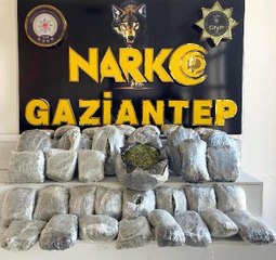 HAFİF TİCARİ ARAÇTAKİ 33,2 KİLO UYUŞTURUCUYU 'ONİX' BULDU