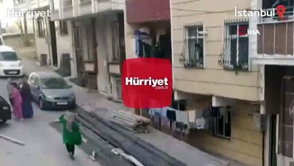Esenyurt'ta aracıyla geçerken sarkıntılık yapan şahıs kalaslarla dövüldü