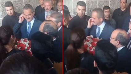 Bakan Özer, atama bekleyen öğretmenin uzattığı çiçeği almadı! Verdiği tepki tartışma yarattı