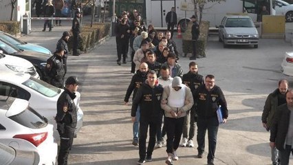 ESKİŞEHİR'DE, 1 KİŞİNİN ÖLDÜĞÜ SİLAHLI KAVGADA 17 ŞÜPHELİ ADLİYEDE