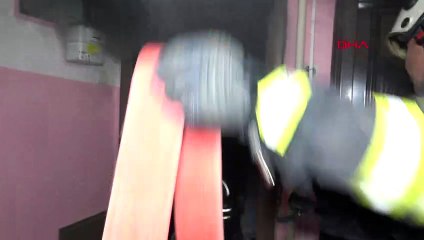 Alkollü adam kendini kilitlediği evi ateşe verdi!