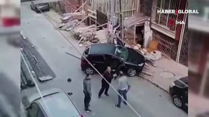 Aracıyla geçerken sarkıntılık yaptı, sokak ortasında kalaslarla dövüldü! O anlar kamerada