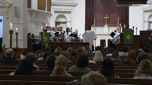 Jovens assassinados homenageados pela comunidade de Charlottesville