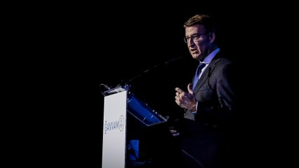 Feijóo intenta arañar votos en una feria del vehículo