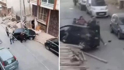 Aracıyla geçerken sarkıntılık yaptı, sokak ortasında kalaslarla dövüldü!