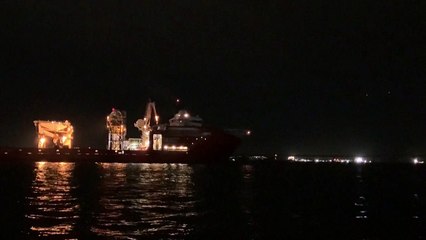 Barco à deriva se choca contra Ponte Rio-Niterói