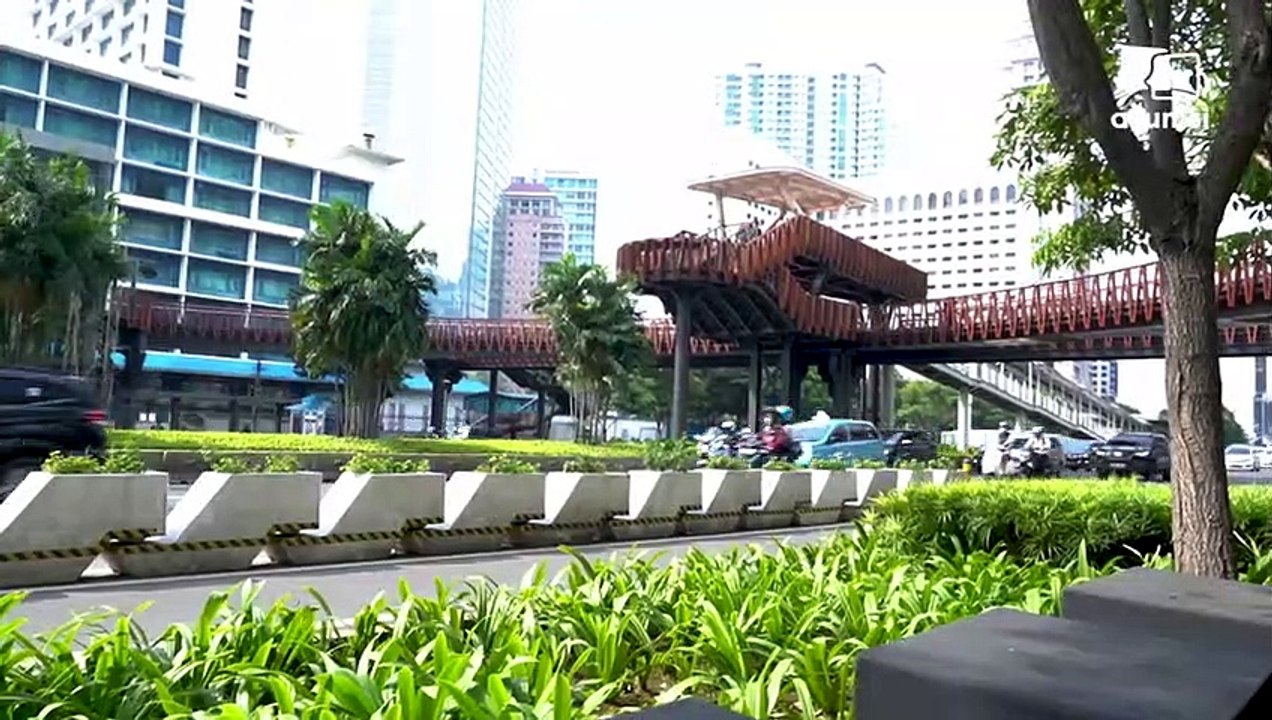 Hanes Review - Mencoba JPO Pinisi Sudirman yang Keren, Mahal & Tanpa Atap