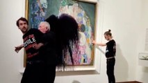 Des militants écologistes aspergent de liquide noir un chef d'oeuvre de Klimt