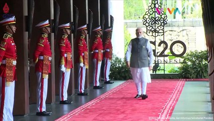 Momen Jokowi Dapat Hadiah Acungan Jempol PM India