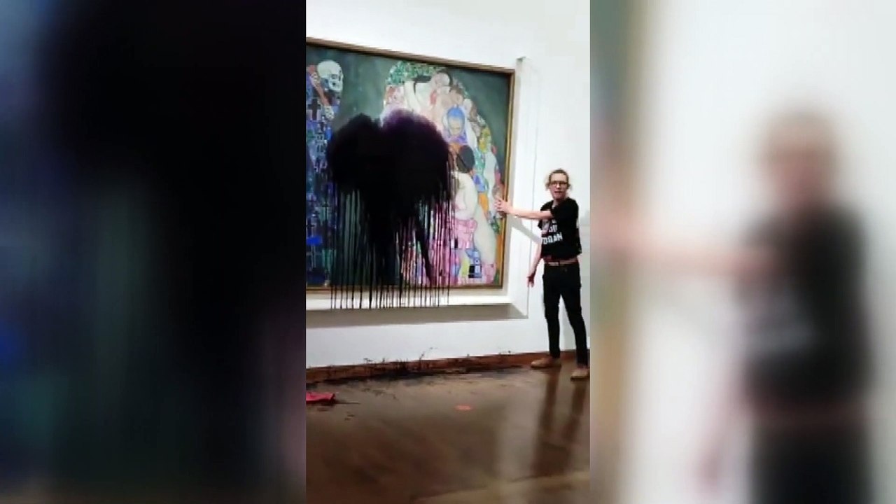 Aktivistlerin yeni hedefi Klimt: Mürekkep attılar