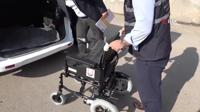Engelli vatandaşın akülü tekerlekli sandalye sevinci