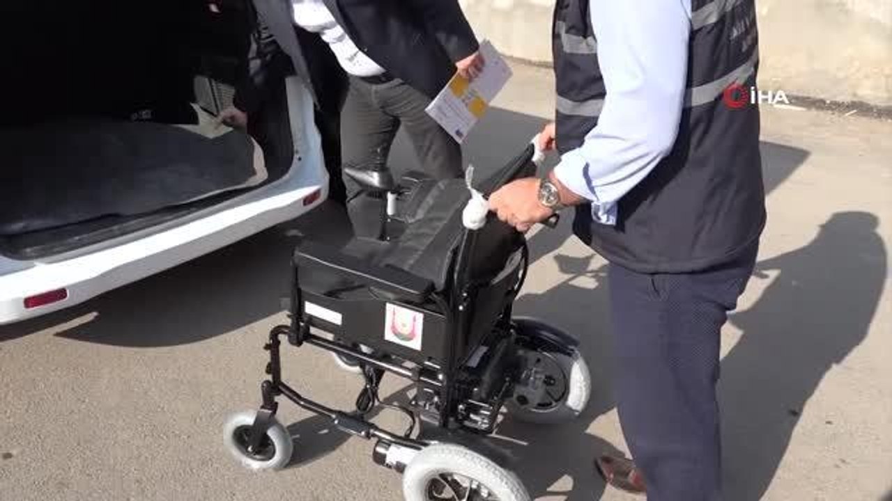 Engelli vatandaşın akülü tekerlekli sandalye sevinci