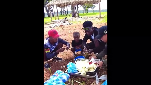 Lôi Con ngày càng hiểu chuyện, tự giác giúp chú Linh nhiều việc