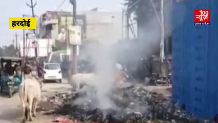 हरदोई नगर पालिका परिषद ने लापरवाही की हदें की पार, जिला अस्पताल के बाहर ही जलाया कूड़ा