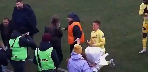 Un agent de sécurité n'est pas au courant d'une demande en mariage et fait le ménage autour du terrain