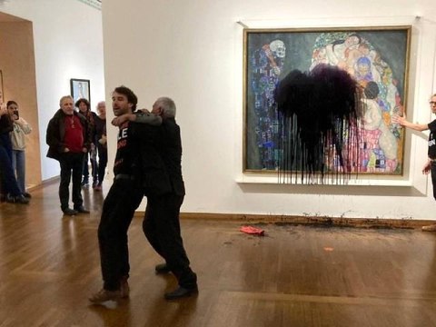 Avusturya'da iklim aktivistleri, ressam Klimt'in tablosuna siyah boya fırlattı