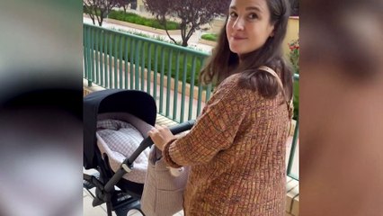 Marta Pombo prueba el porteo con Matilda a ritmo de villancicos