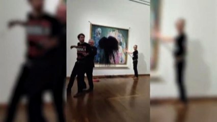 Attivisti per il clima imbrattano quadro di Klimt a Vienna