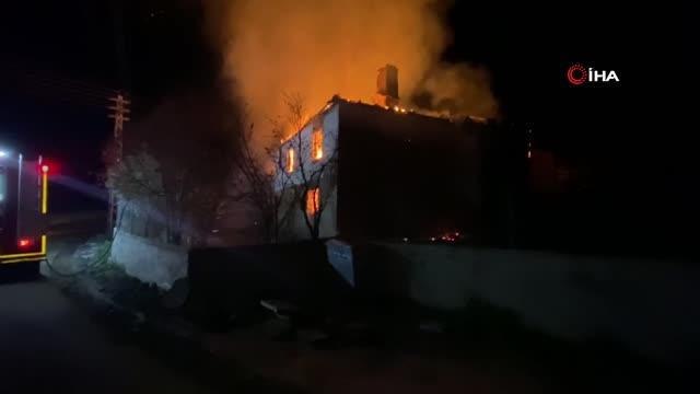 2 katlı ev yanarak kullanılamaz hale geldi