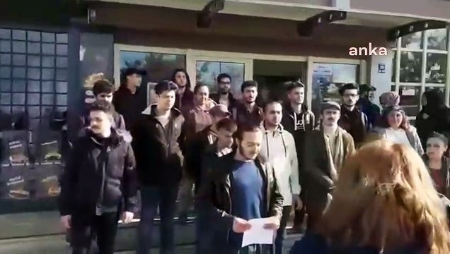 Çanakkale Onsekiz Mart Üniversitesi öğrencileri yemek zammını protesto etti: Müşteri değil, öğrenciyiz!