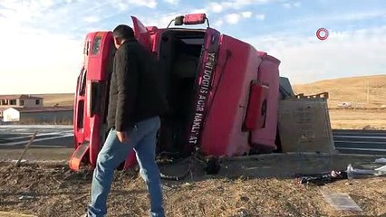 Dehşet anları! Metrelerce sürüklenen tır karşı şeride devrildi