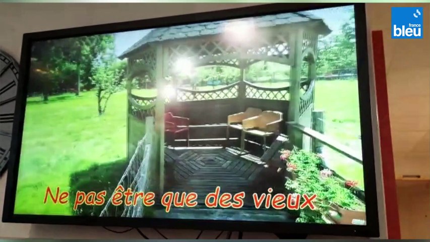 Ref:x8fipyk Julien Doré revisité à l Ehpad les Tilleuls à Savenay