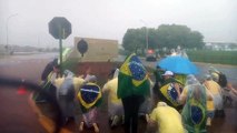Bolsonaristas enfrentam tempestade em Brasília e pedem ajuda a Deus