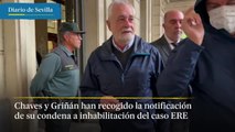 Las imágenes de Griñán recogiendo la notificación en la Audiencia de Sevilla
