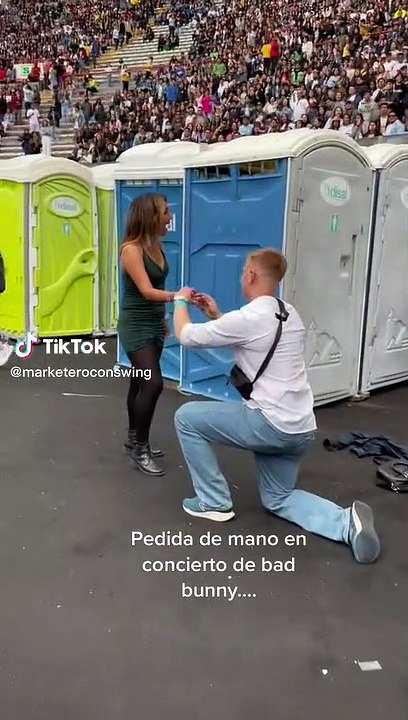 Joven le pide matrimonio a su novia en el concierto de Bad Bunny y luego se besa con otra