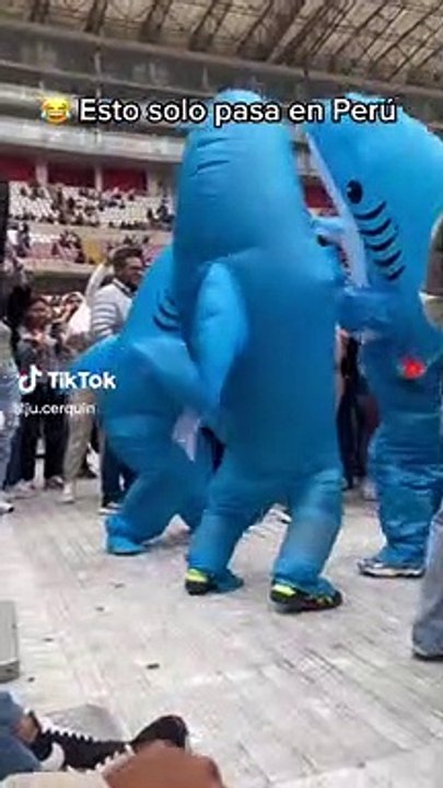 Joven le pide matrimonio a su novia en el concierto de Bad Bunny y luego se besa con otra