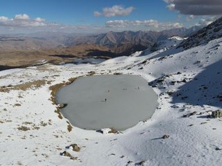HAKKARİLİ 3 DOĞASEVER, DONAN GÖLDE BUZ PATENİ İLE KAYIP DANS ETTİ