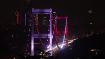 Köprüler KKTC bayrağının renklerine büründü