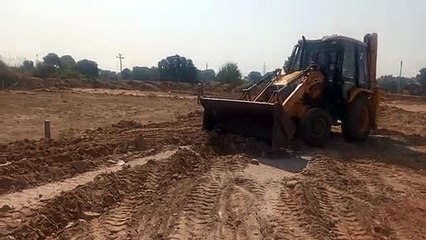 अवैध निर्माण ध्वस्त करते हुए।