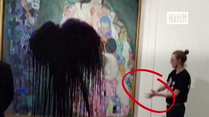 Des activistes écologistes aspergent de liquide noir un tableau de Klimt
