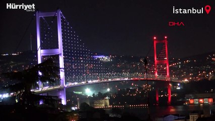 İstanbul'un köprüleri KKTC bayrağı renklerine büründü