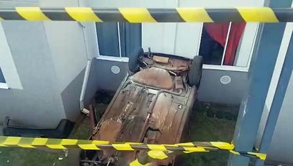 Fiat Uno com três ocupantes capota e cai dentro de condomínio no Conjunto Riviera