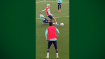 Daniel Alves dá entrada forte em Pedro durante treino da Seleção Brasileira