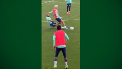 Daniel Alves dá entrada forte em Pedro durante treino da Seleção Brasileira