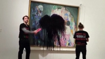 기후활동가 이번엔 클림트 작품에 이물질 뿌려...작품 훼손 안 돼 / YTN