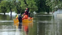 SES take to ferrying people across flooded NSW town of Forbes