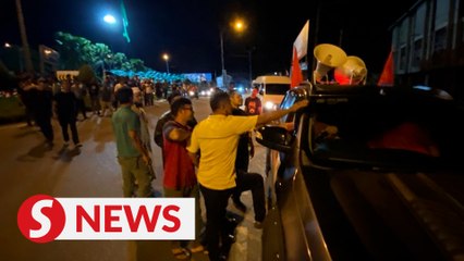 Download Video: GE15: Rowdy crowd thwarts Pakatan attempts to plant flags at Kuala Nerus roundabout