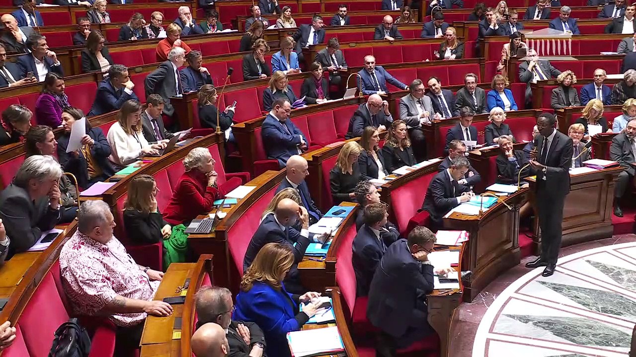 1ère séance : Questions au Gouvernement ; Mesures d'urgence en vue du plein emploi (CMP) ; Orientation et programmation du ministère de l'intérieur (suite) - Mardi 15 novembre 2022