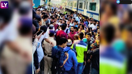 Rail Roko at Titwala Station: रेल्वे रोज उशीराने येत असल्यामुळे  टिटवाळा स्थानकात प्रवाशांनी केले रेल रोको आंदोलन